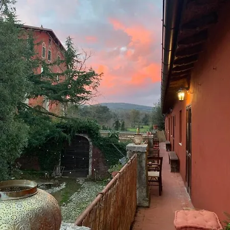 Casette Rosse Nel Borgo Medievale Di Fossanova Latina