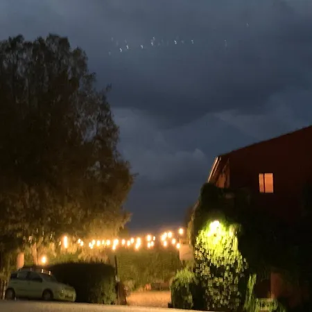 Casette Rosse Nel Borgo Medievale Di Fossanova