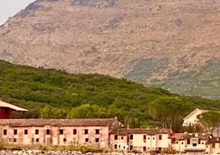 Casette Rosse Nel Borgo Medievale Di Fossanova Apartment