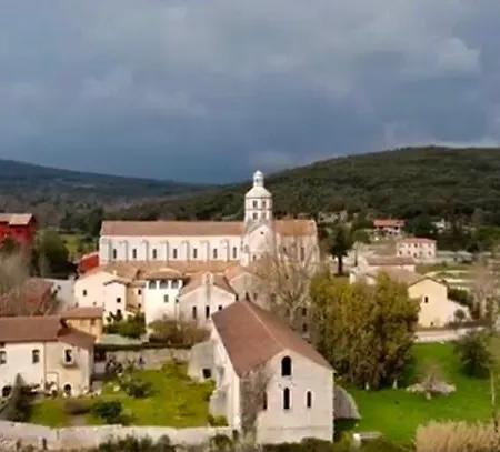 Casette Rosse Nel Borgo Medievale Di Fossanova Latina