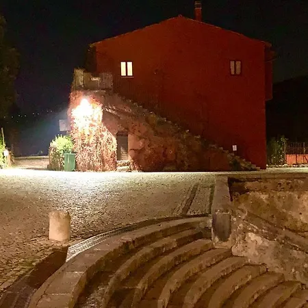 Casette Rosse Nel Borgo Medievale Di Fossanova Latina