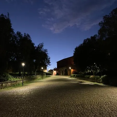 Casette Rosse Nel Borgo Medievale Di Fossanova *