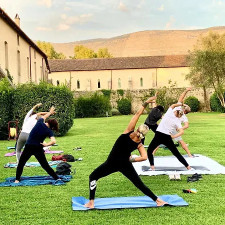 Casette Rosse Nel Borgo Medievale Di Fossanova * Latina