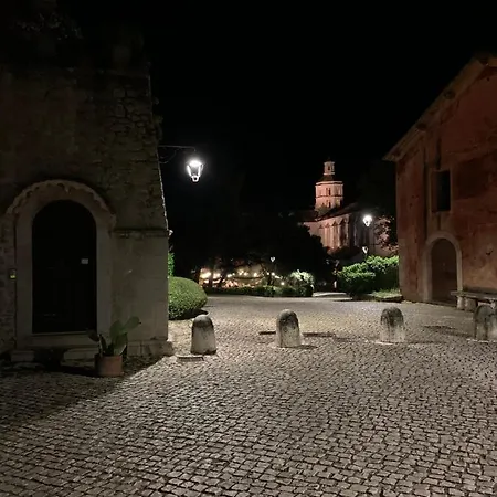 Casette Rosse Nel Borgo Medievale Di Fossanova * Latina