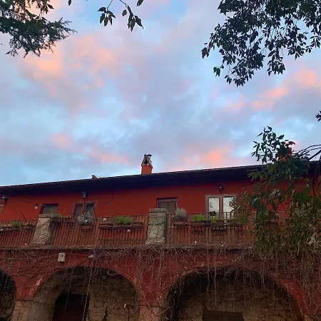 Casette Rosse Nel Borgo Medievale Di Fossanova *