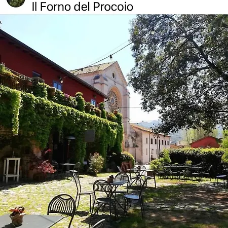 Casette Rosse Nel Borgo Medievale Di Fossanova *