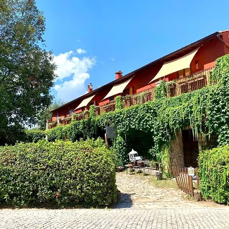 Casette Rosse Nel Borgo Medievale Di Fossanova * Latina