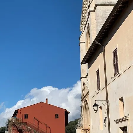 Casette Rosse Nel Borgo Medievale Di Fossanova
