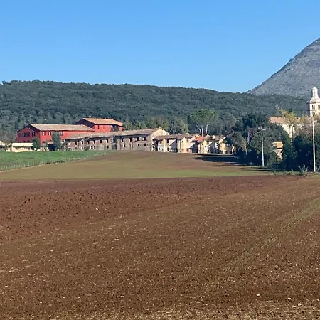 Casette Rosse Nel Borgo Medievale Di Fossanova *
