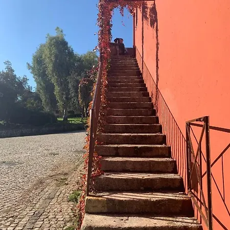 Casette Rosse Nel Borgo Medievale Di Fossanova Latina