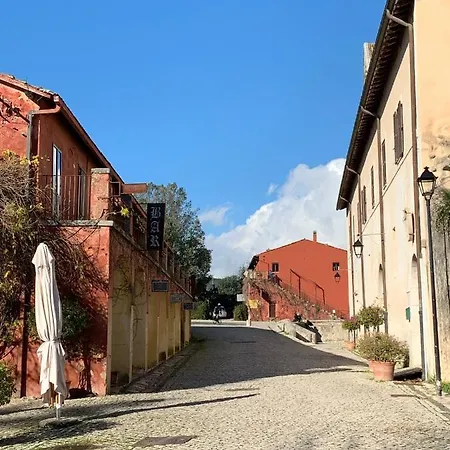 Casette Rosse Nel Borgo Medievale Di Fossanova Latina