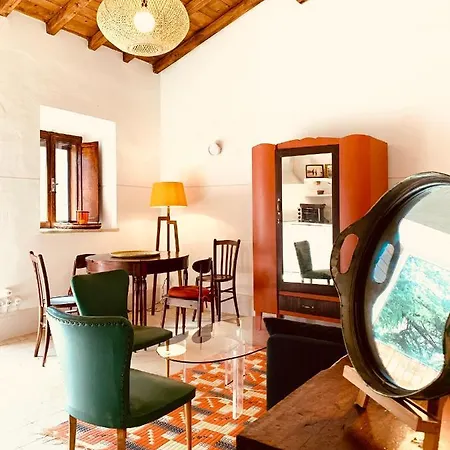 Casette Rosse Nel Borgo Medievale Di Fossanova Latina