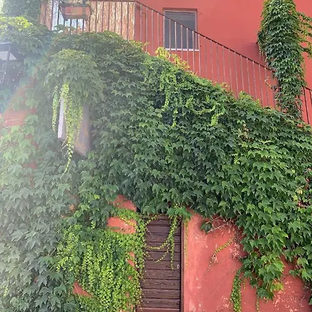 Casette Rosse Nel Borgo Medievale Di Fossanova Latina