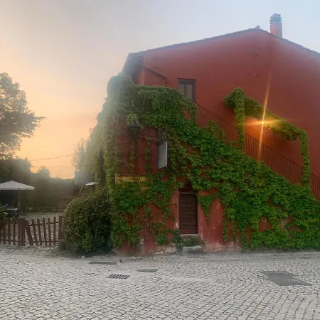 Casette Rosse Nel Borgo Medievale Di Fossanova * Latina