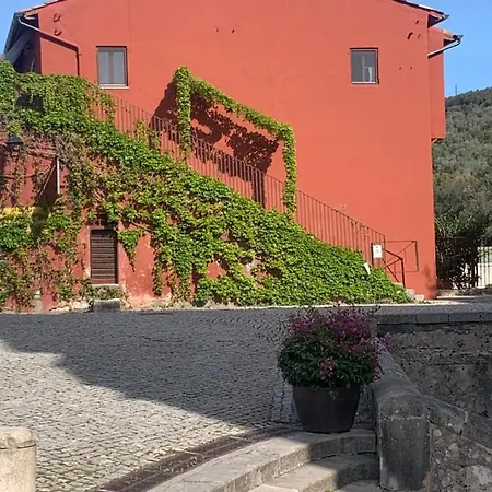 Casette Rosse Nel Borgo Medievale Di Fossanova