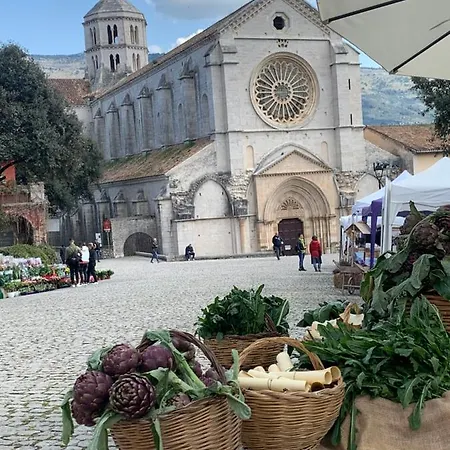 Casette Rosse Nel Borgo Medievale Di Fossanova * Latina
