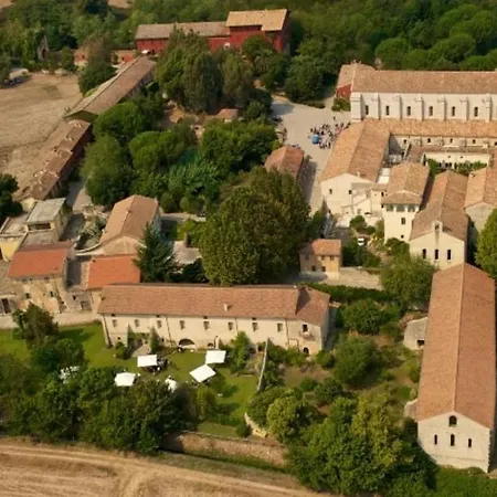 Casette Rosse Nel Borgo Medievale Di Fossanova